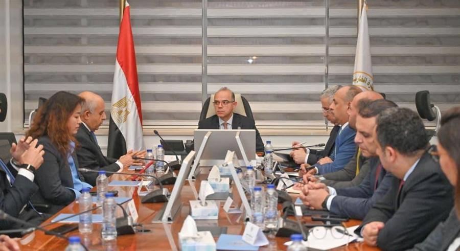 مصر تبحث إنشاء مجمع ضخم لإنتاج إطارات السيارات باستثمارات صينية